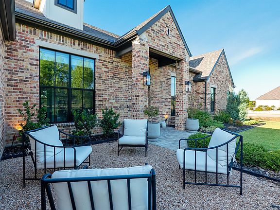 3rd image of 631 San Saba Ct W