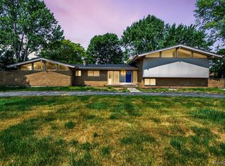 38123 E Horseshoe Dr, Clinton Township, MI 48036