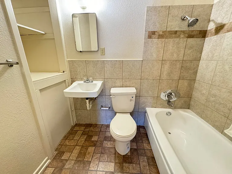 219 Hold Street — Photo 9