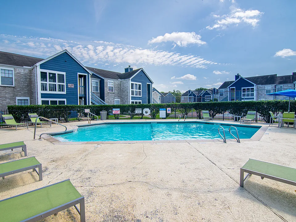 Huntcliff apartments community photo