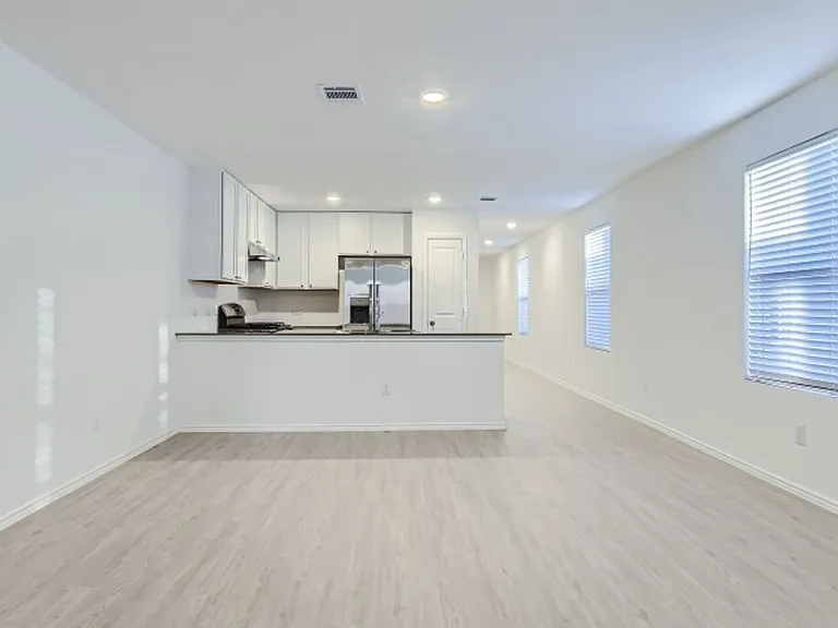 3414 Jacobs Wl — Photo 3