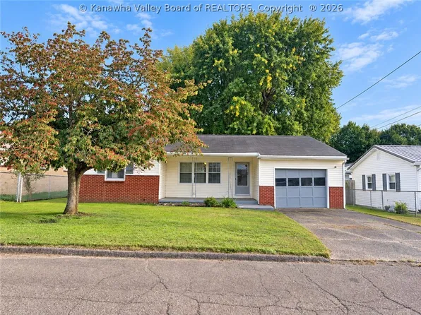 16 Wood St, Ravenswood, WV 26164