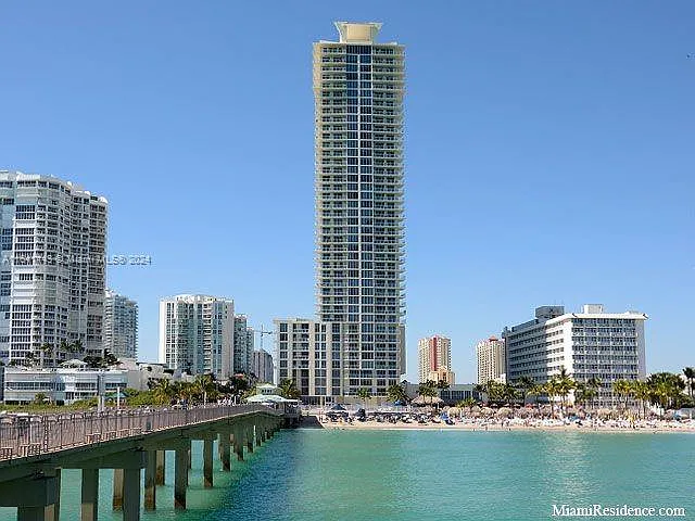 La Perla Condo — Photo 1