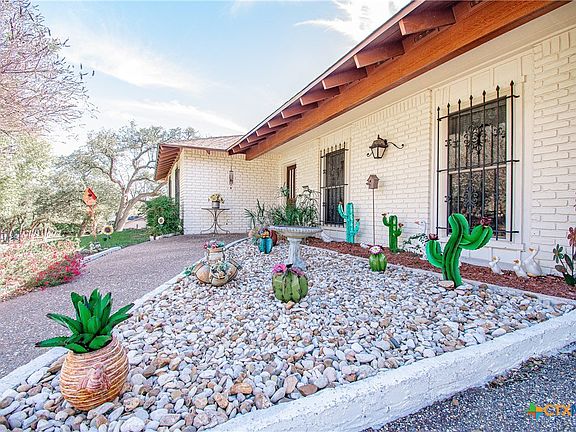 2nd image of 725 Estate Dr