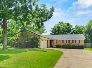 904 N Plantation Dr, Angleton, TX 77515