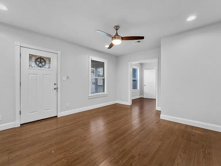 1119 Clinton St — Photo 4