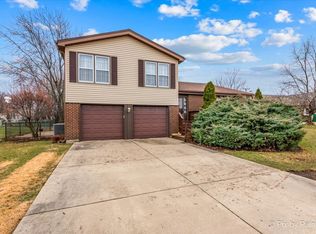 104 Greenway Dr, Bloomingdale, IL 60108