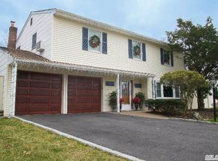 6 Middle Dr, Lake Grove, NY 11755