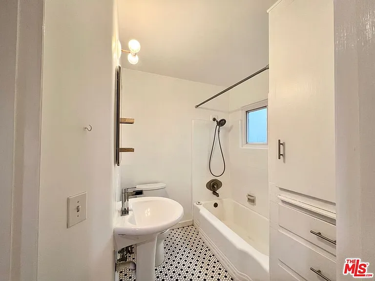 10006 Silverton Ave — Photo 7