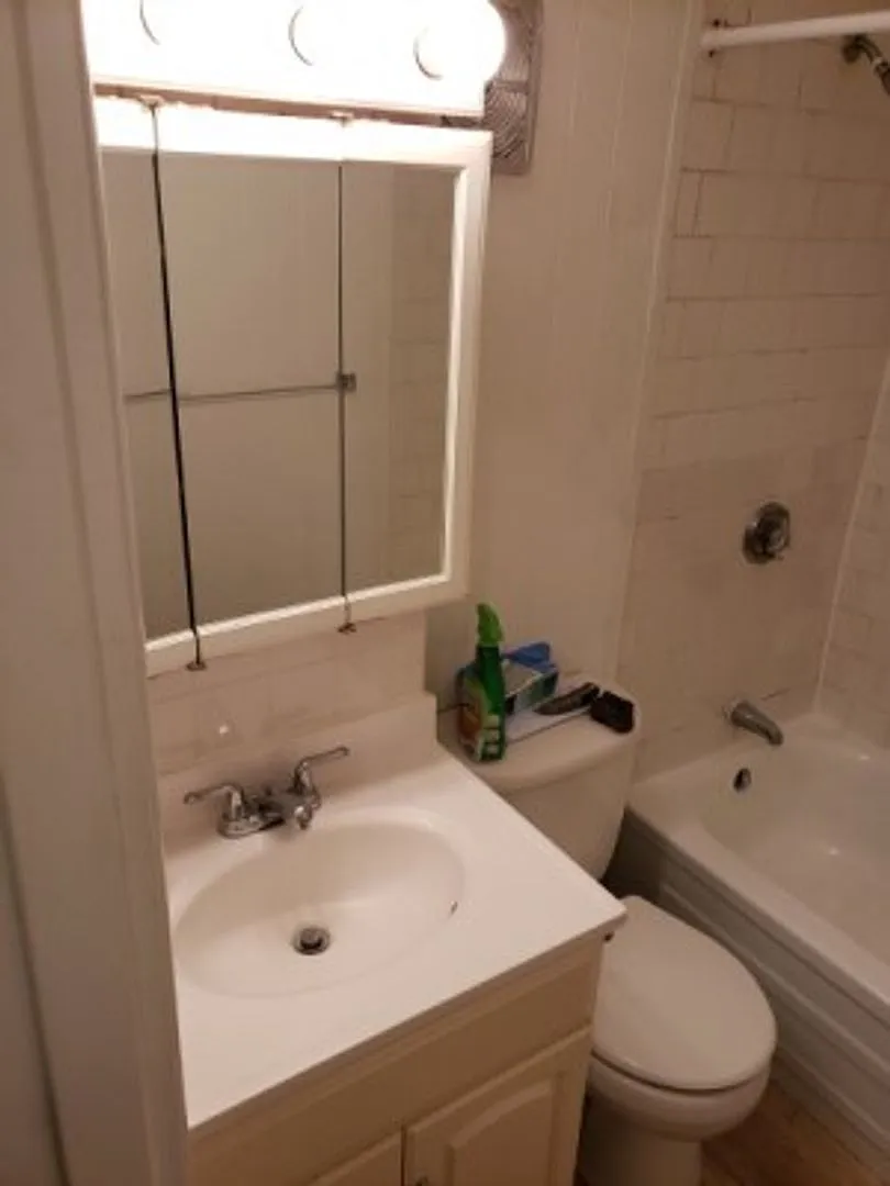 Classy 3-bed in the Heart of West Newton — Photo 3