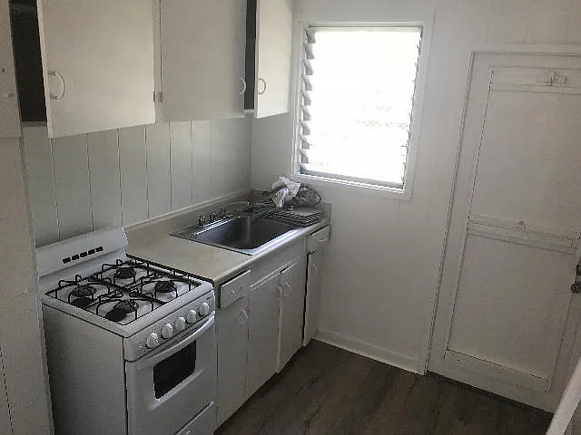 1610 Emerson St — Photo 2