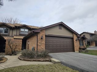 122 Indian Trail Dr, Westmont, IL