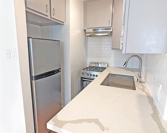 5th image of 626 S Cochran Ave APT 1
