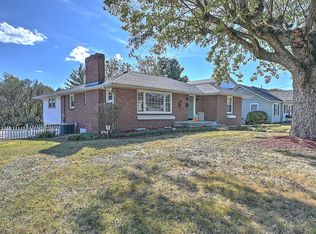 1905 Fort Robinson Dr, Kingsport, TN 37660