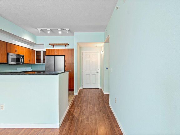 4th image of 806 E Windward Way #420