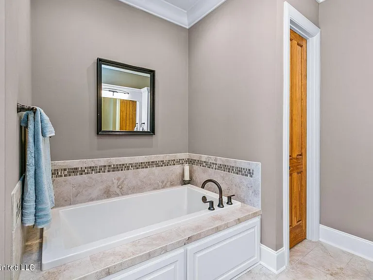 208 Eastpark St — Photo 17