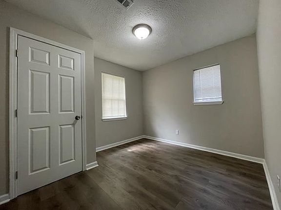 5th image of 905 Annie Pl