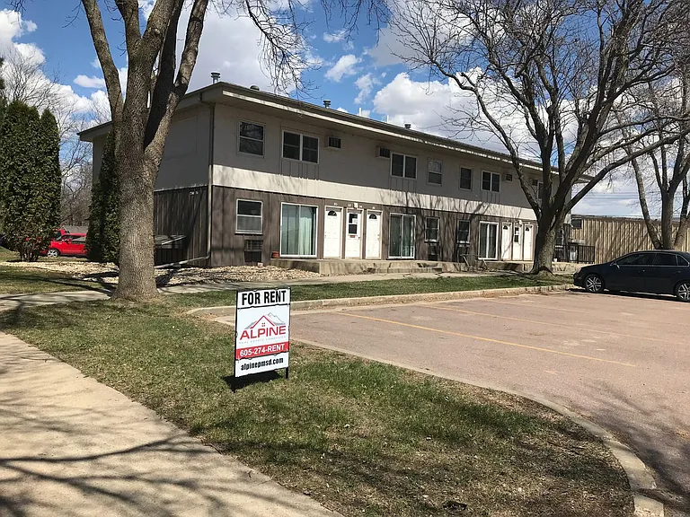 2332 S Duluth Ave — Photo 15