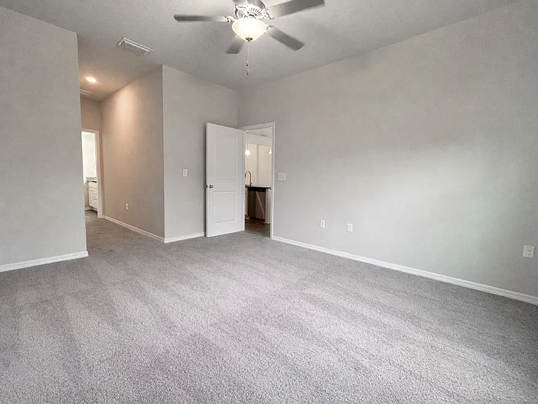 1843 NW 20th Pl — Photo 6