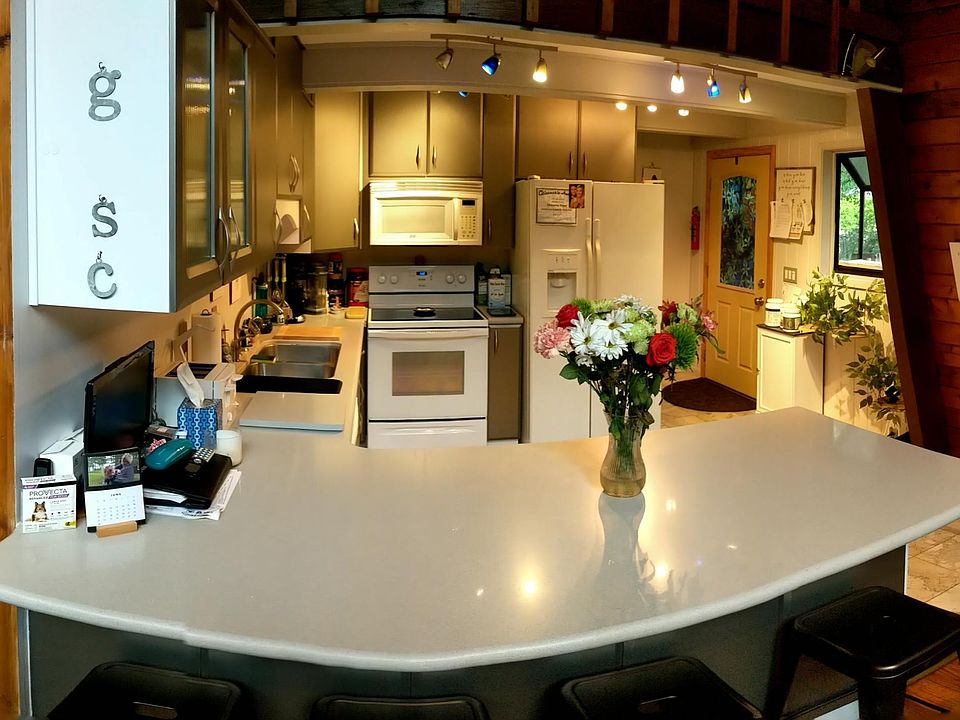 Kitchen & breakfast bar. Electric range oven