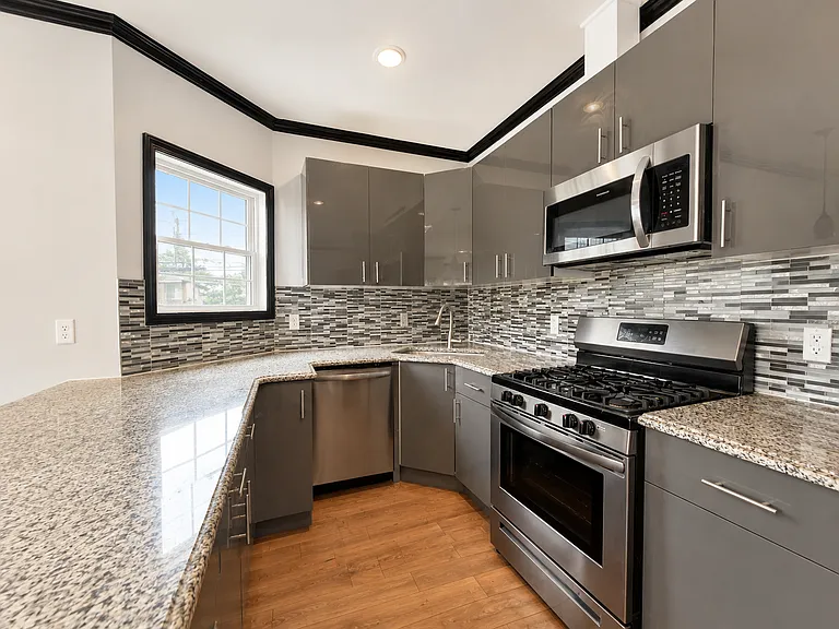 56 E 48th St #2 — Photo 4