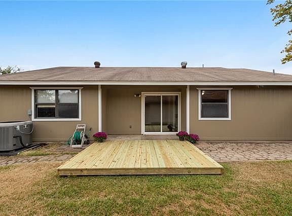 3rd image of 2206 Carousel Dr