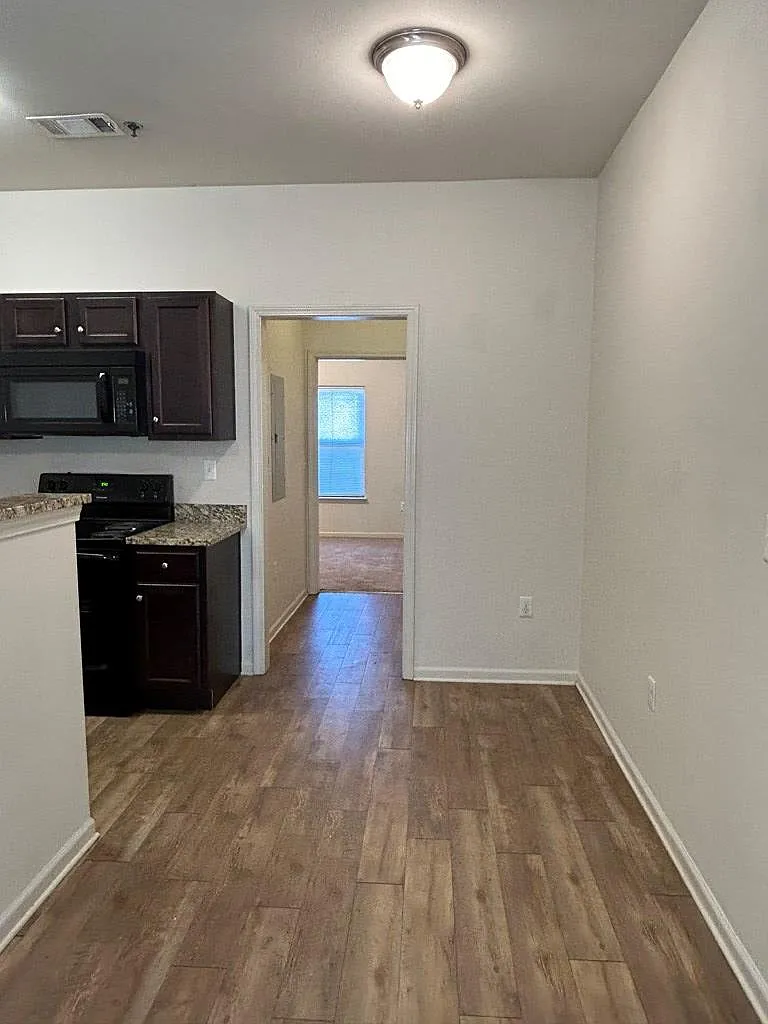 1 bed, 1.0 bath, $725 — Photo 3