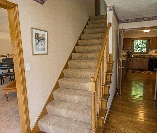 Foyer area, new carpet.