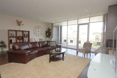 4th image of 3240 N Milwaukee Ave APT 2