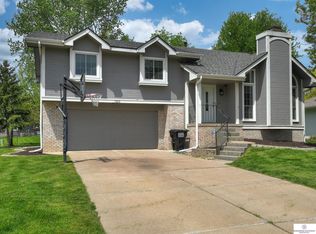 102 Summerset Dr, Papillion, NE 68133
