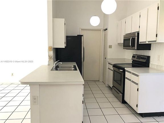4th image of 719 SE 3rd Ave #719