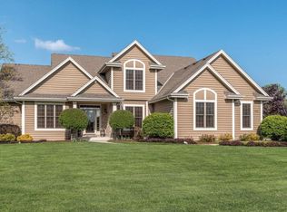 912 River Reserve Dr, Hartland, WI 53029
