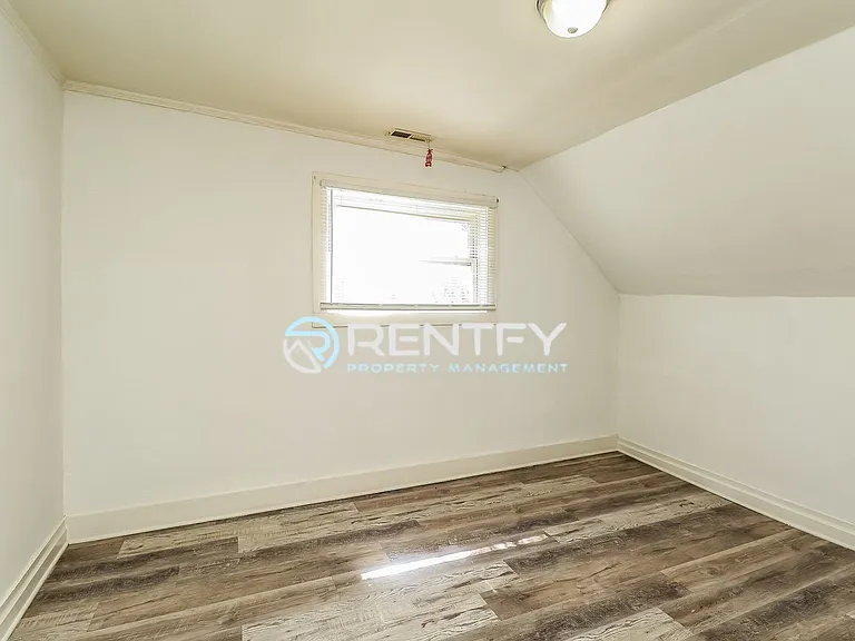303 E Ingle St #B — Photo 8