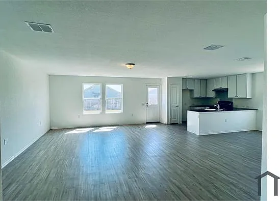 4 bed, 1952 sqft, $2,200 — Photo 2