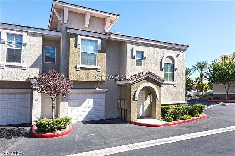 1 bed, 1.0 bath, 814 sqft, $1,399 — Photo 1