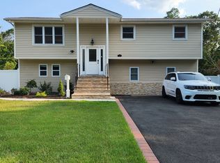 418 Garden St, West Islip, NY 11795
