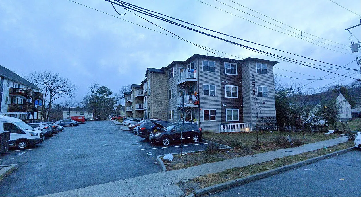 4 bed, $3,500 — Photo 1
