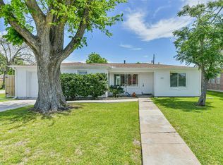 332 N 7th St, La Porte, TX 77571