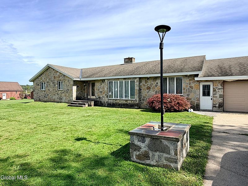 3rd image of 499 McKay Road