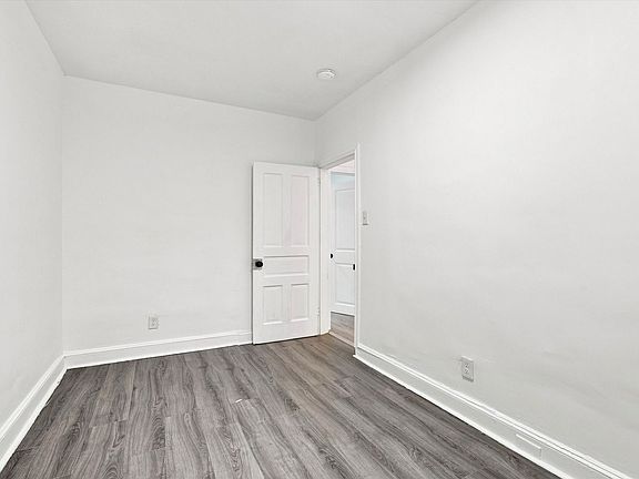4th image of 2411 W Oakdale St