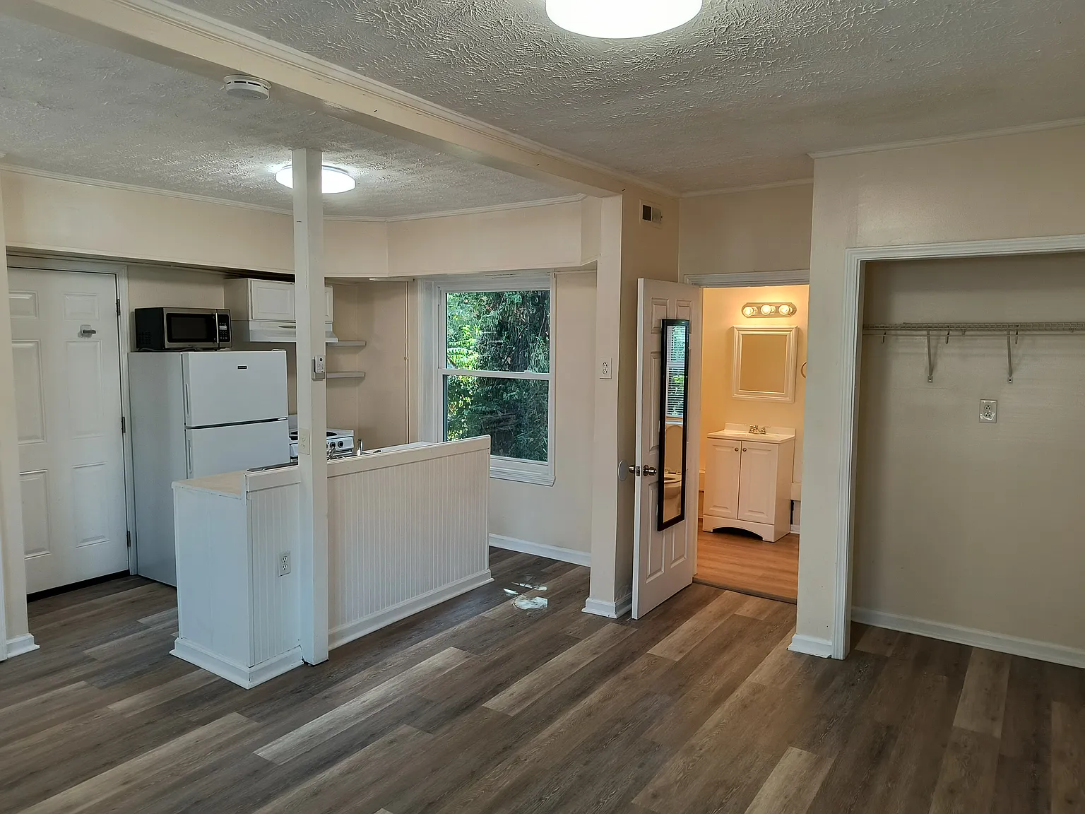 Studio, 400 sqft, $1,050 — Photo 4