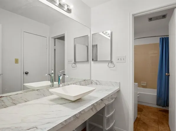 2217 W San Gabriel St #304, Austin, TX 78705
