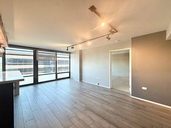5th image of 4808 N 24th St Unit 407