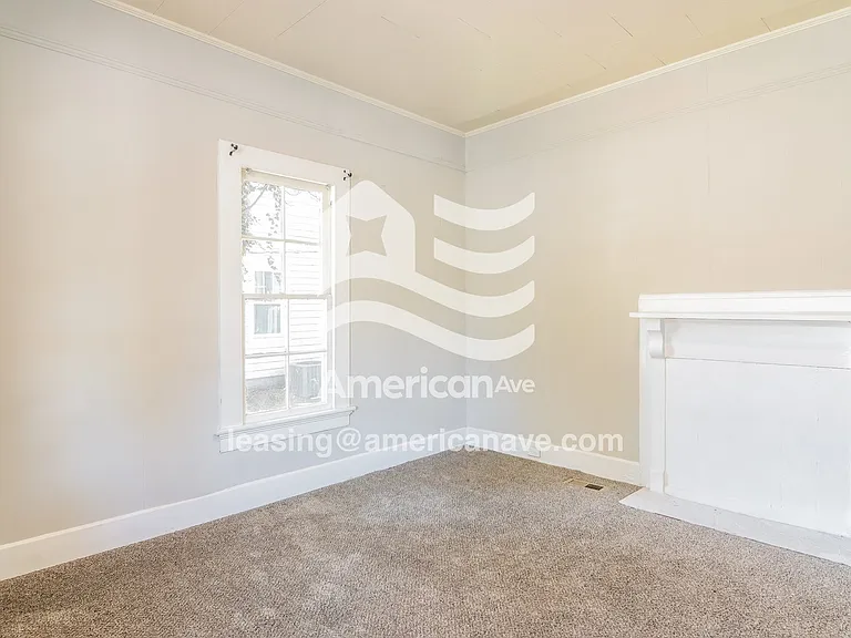 1556002_005_living_room_14395555.jpg