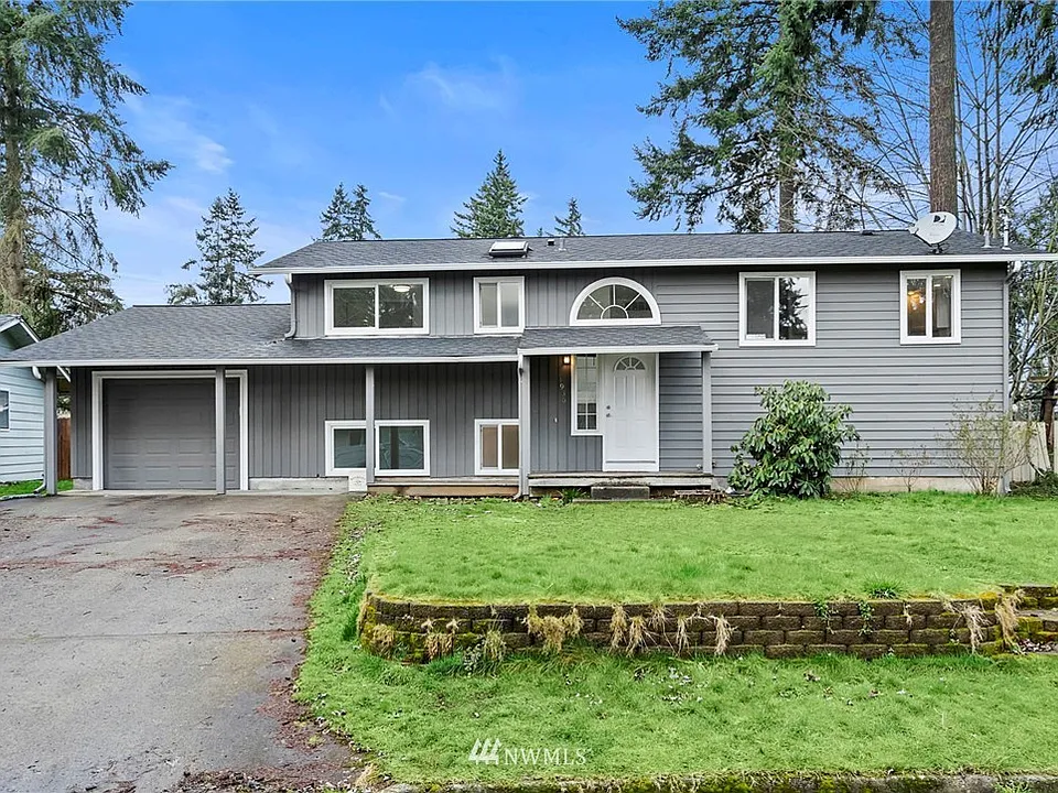 1935 Ginkgo St SE