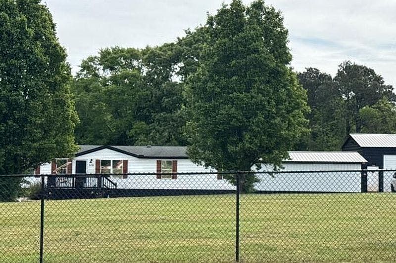 1st image of 2420 Comer Rd