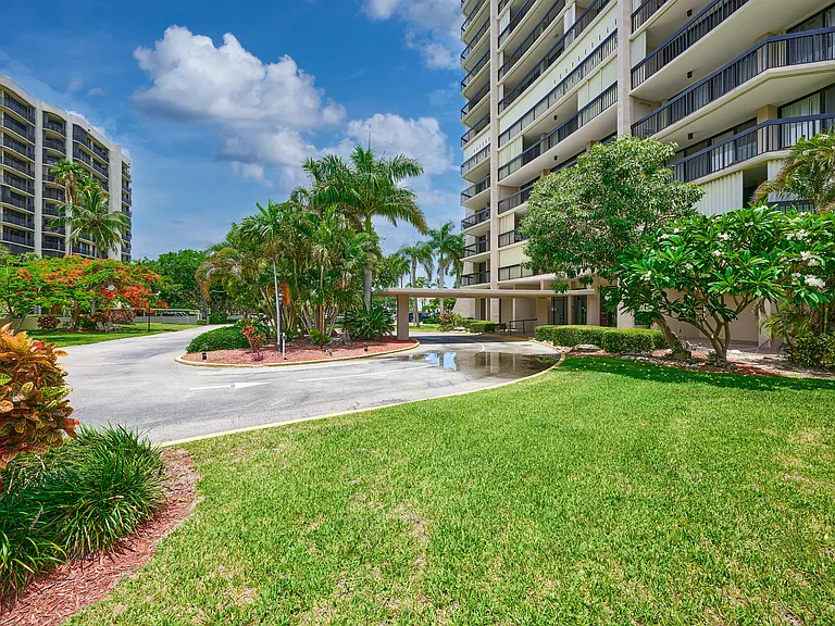 2425 Presidential Way #1405 — Photo 39