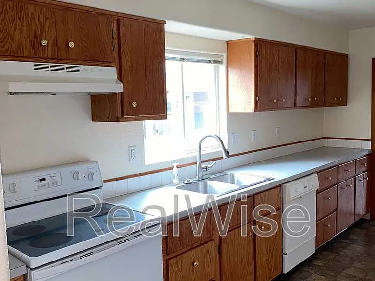 2564 NE Douglas Ave — Photo 9