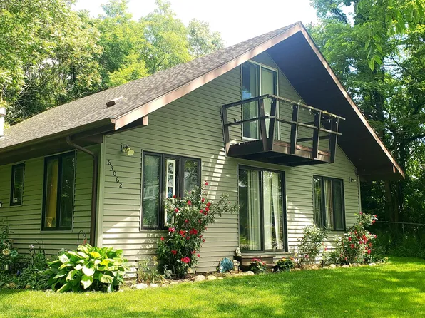63062 Lakeshore Dr, Dowagiac, MI 49047