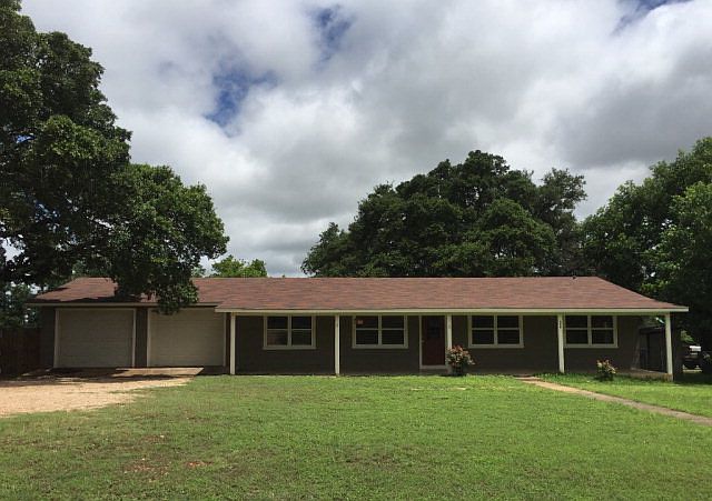 1st image of 320 W Live Oak St